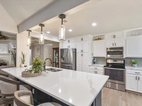 3911 Angelina Ct N, Granbury, TX 76049