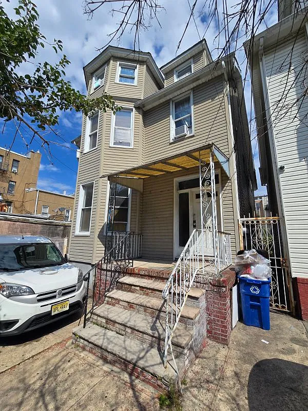 3 bed, 1.0 bath, 1100 sqft, $3,500 — Photo 2