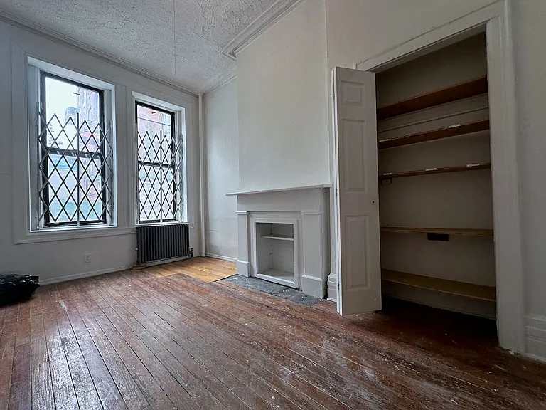 72 Scholes St #1L — Photo 6