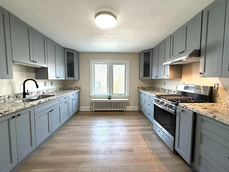 218 Weber St E — Photo 4
