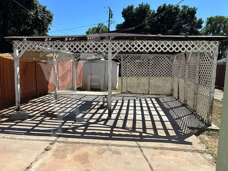 820 W 23rd St — Photo 12