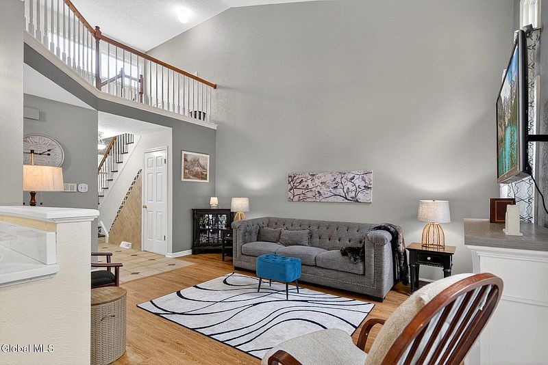 5th image of 525 Highwood Circle