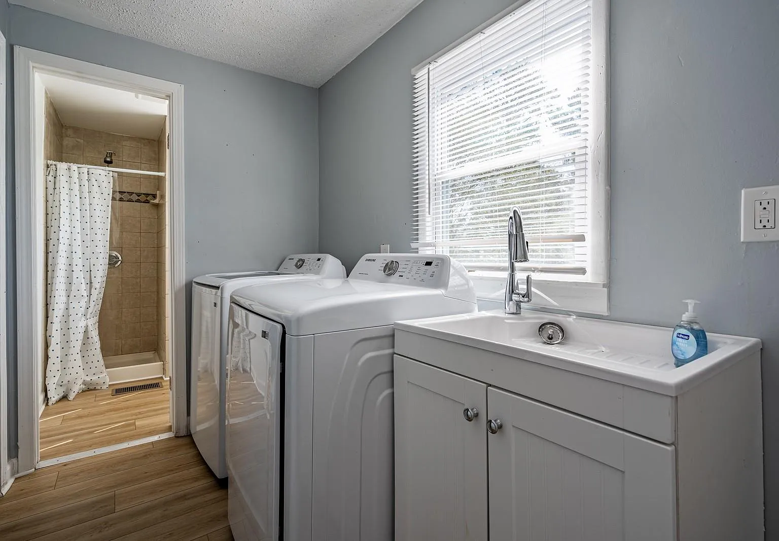 4 bed, 3.0 bath, 2230 sqft, $866 — Photo 3