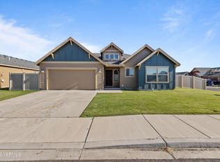 902 Columbus Ave, Moxee, WA 98936