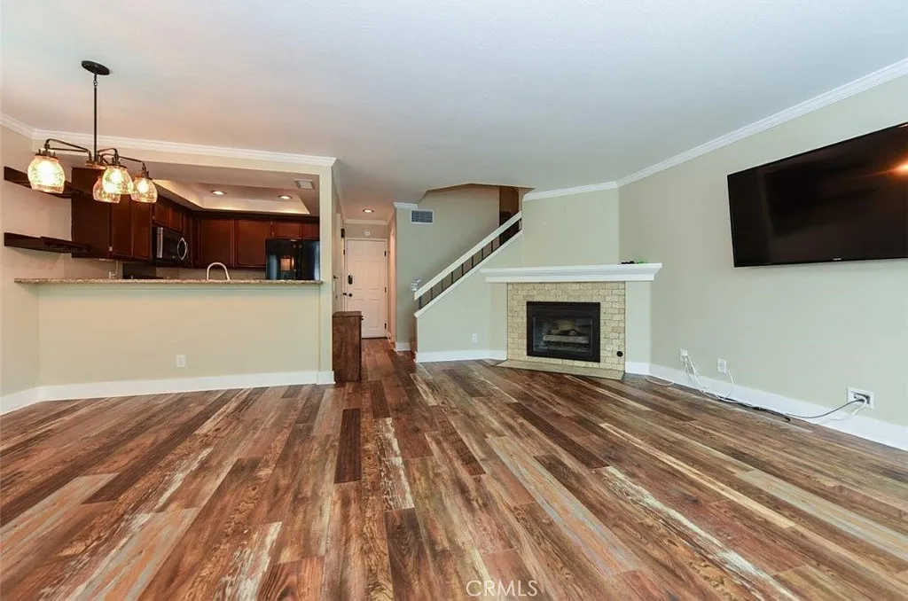 2 bed, 2.5 bath, 1372 sqft, $4,000 — Photo 2