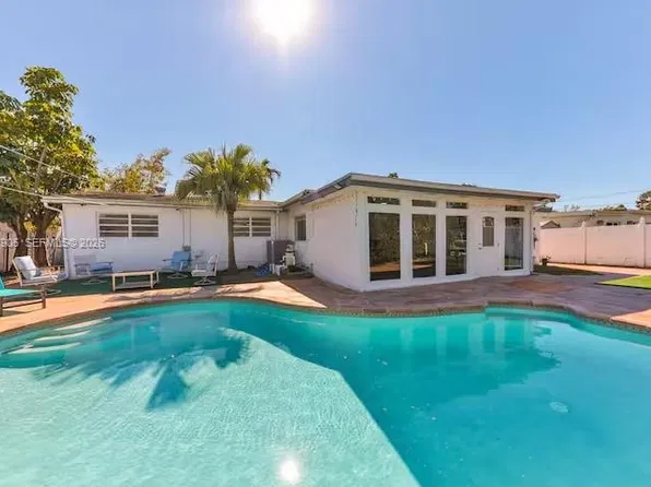 2565 NE 214th St, Miami, FL 33180