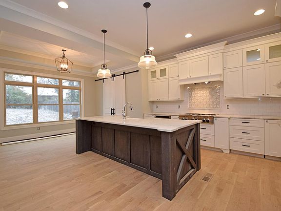 4th image of 1285 Morten St
