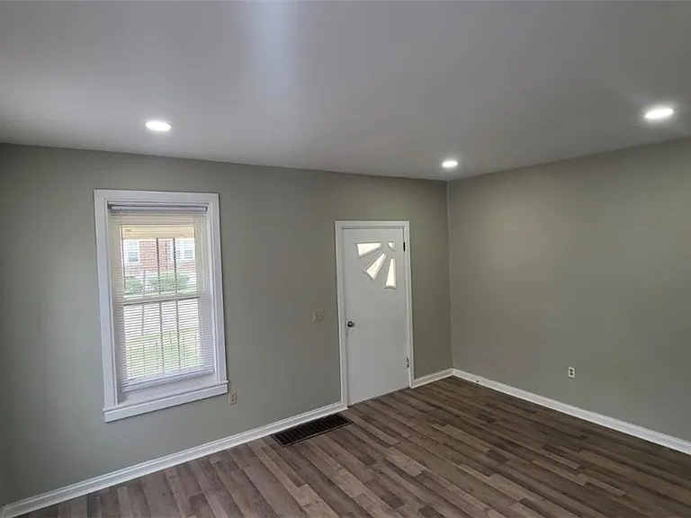 470 W 1st St — Photo 2