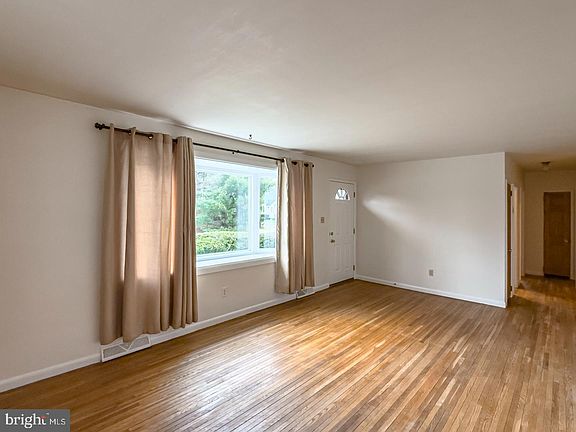 3rd image of 3050 Elm Rd