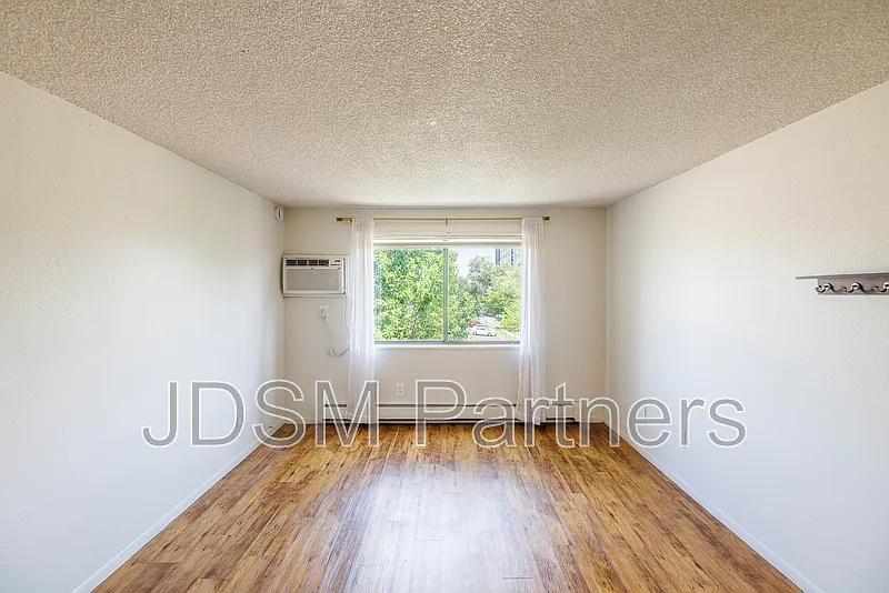 2455 Bryant St #8