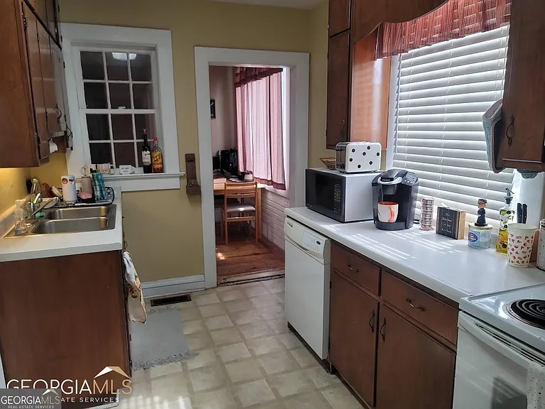 156 Florida Ave — Photo 6