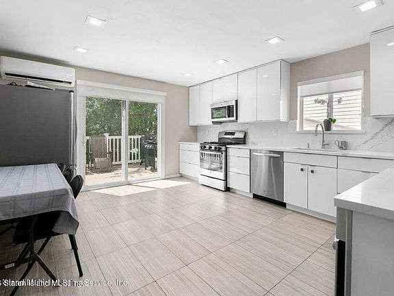 3rd image of 136 Roosevelt Ave