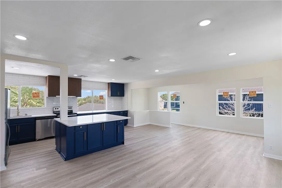 4 bed, 3.0 bath, 2670 sqft, $2,999 — Photo 4