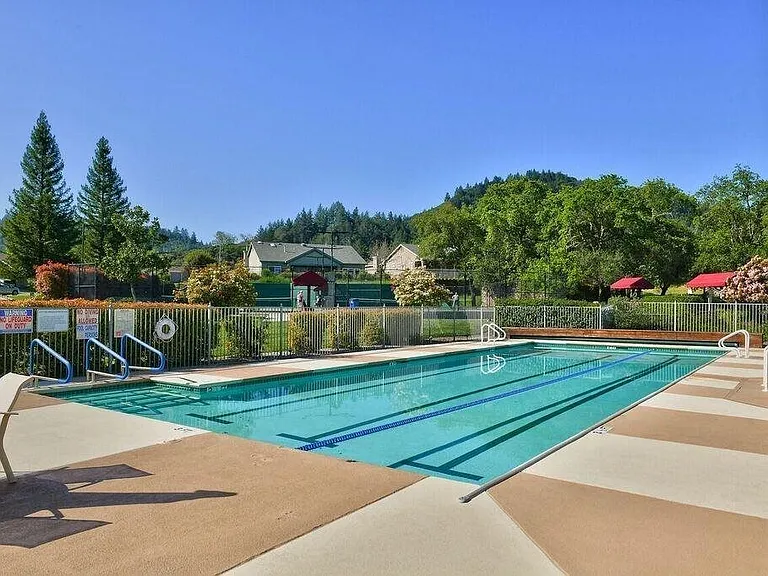 131 Clover Springs Dr — Photo 4