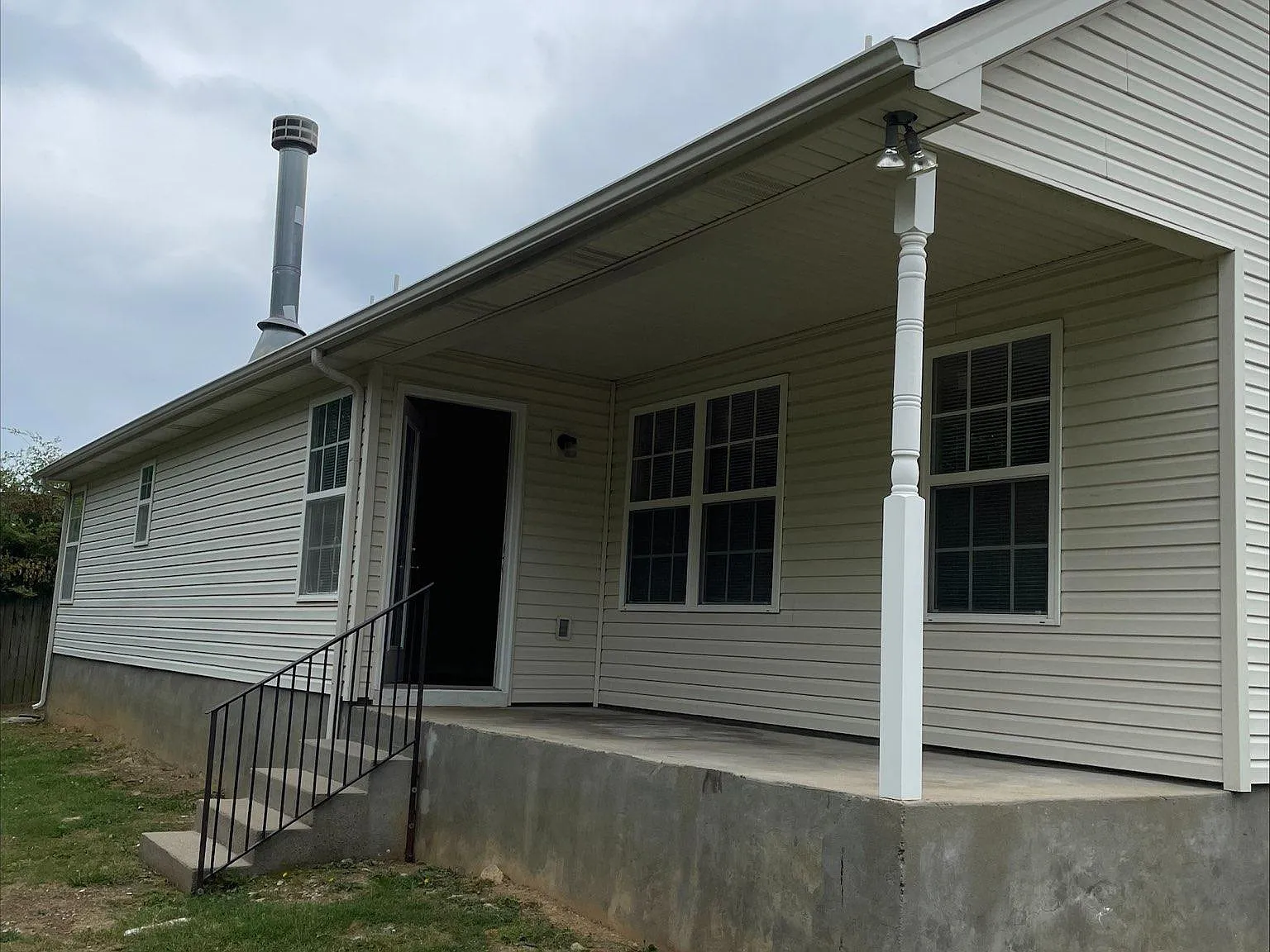 3 bed, 1376 sqft, $1,900 — Photo 3
