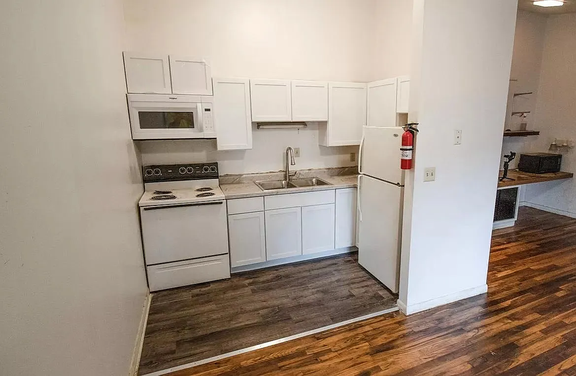 Town & Country Apartments — Photo 3
