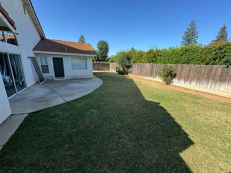 8357 N Barton Ave — Photo 16