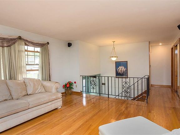 3rd image of 7745 Apricot Ln