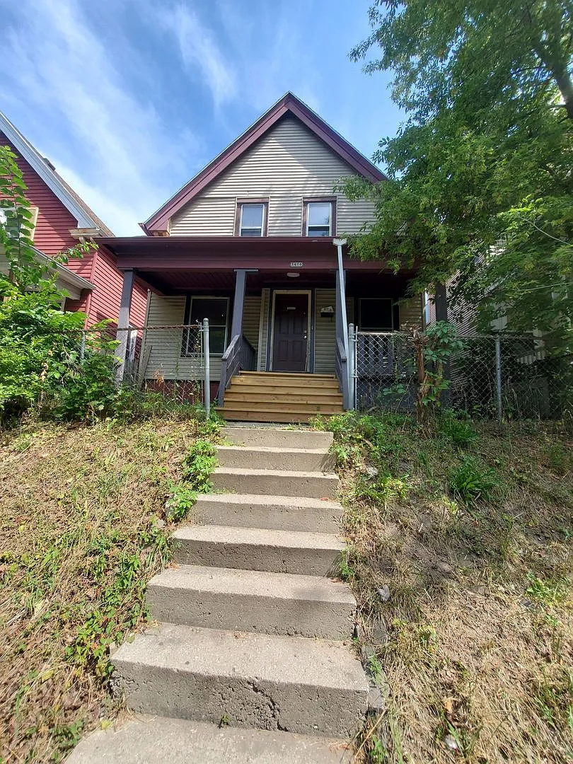 3 Bedroom Single Family — Photo 1