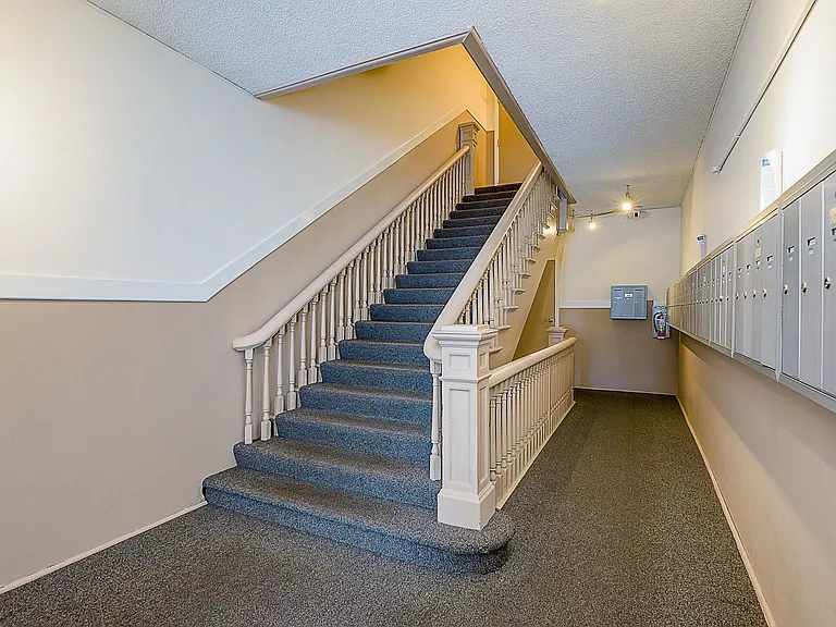 Queen Anne Court — Photo 3