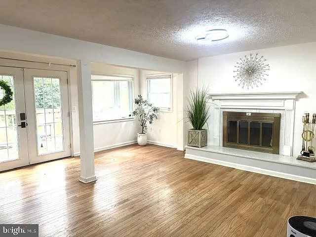 4 bed, 3.5 bath, 1950 sqft, $4,250 — Photo 2