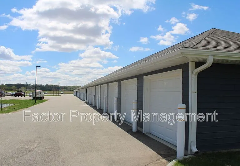 561 Elk St S — Photo 8