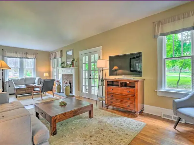 502 S George St — Photo 15