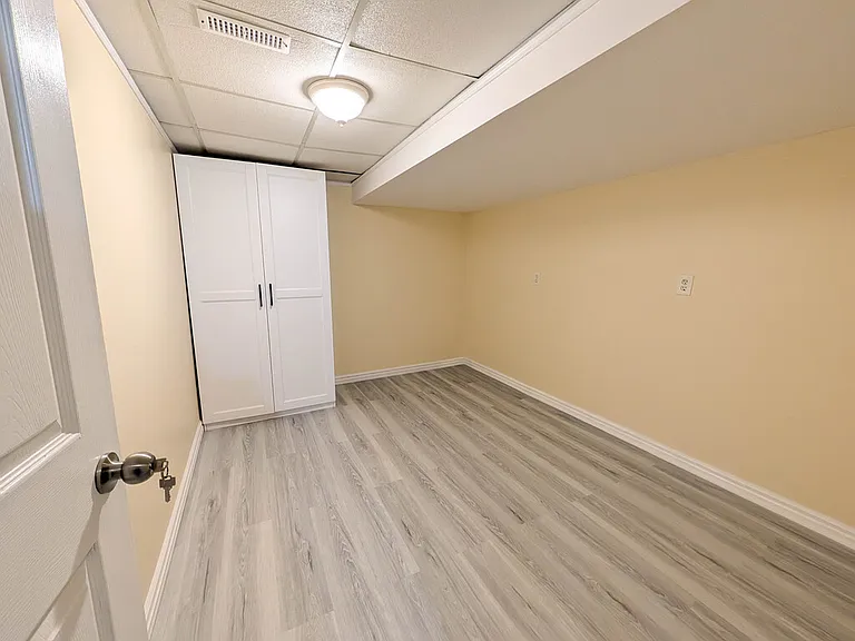 127 Westwood Cres #2 — Photo 16