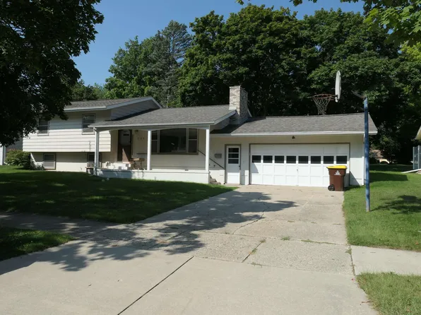 209 Pineview Dr, Alma, MI 48801