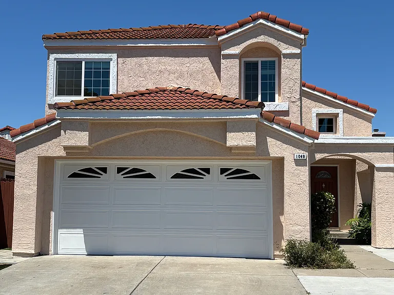 1049 Burnham Dr — Photo 1