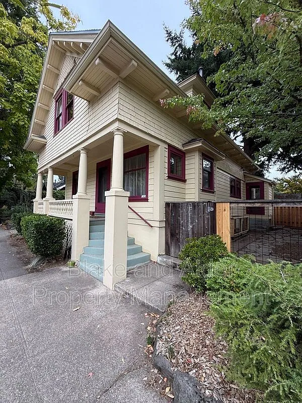 3 bed, 2.0 bath, 2520 sqft, $4,295 — Photo 3