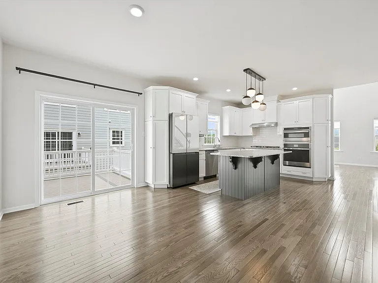 160 Shilling Ave — Photo 6