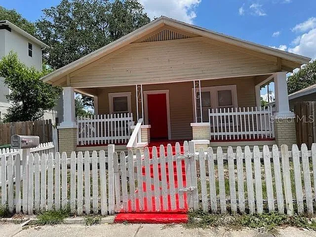 221 W Emily St — Photo 1
