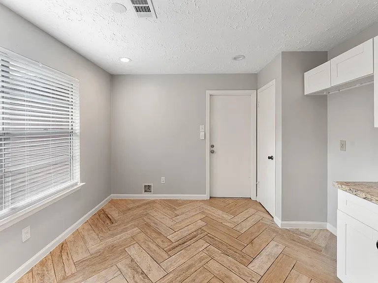 1202 Manorglen Dr — Photo 8