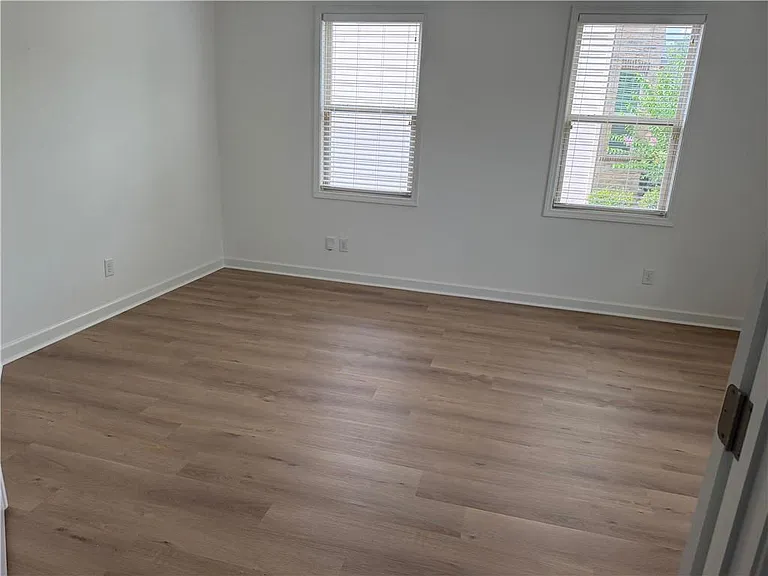 325 Cranbrooke Cir — Photo 4