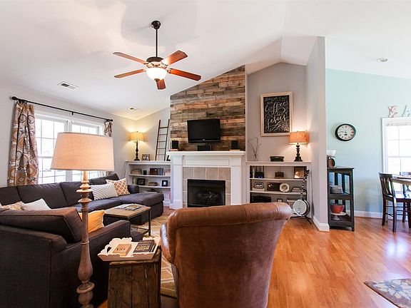 3rd image of 313 Lakeview Dr