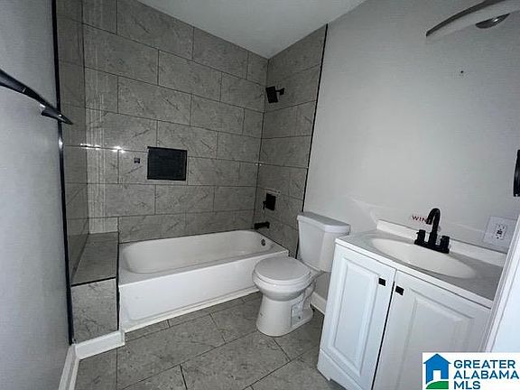 4th image of 401 20th Ave NE