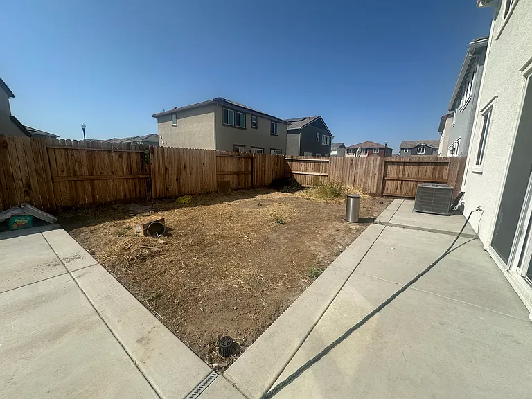 442 Manhattan Dr — Photo 3