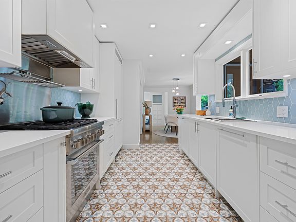 4th image of 4411 Stone Cres