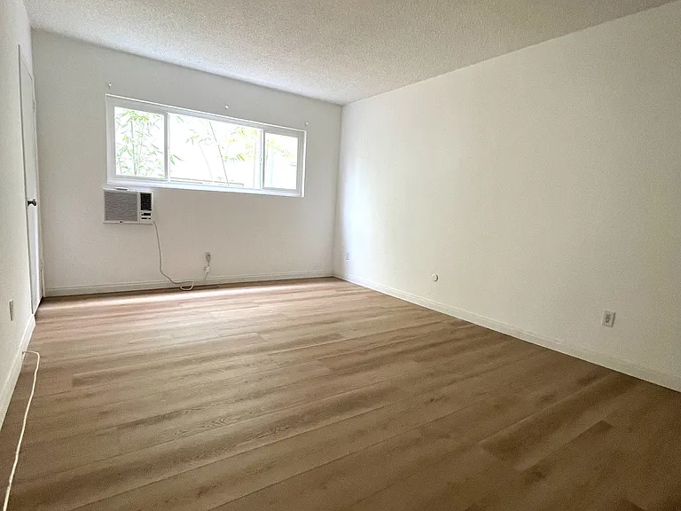 Beverly Glen Plaza — Photo 18