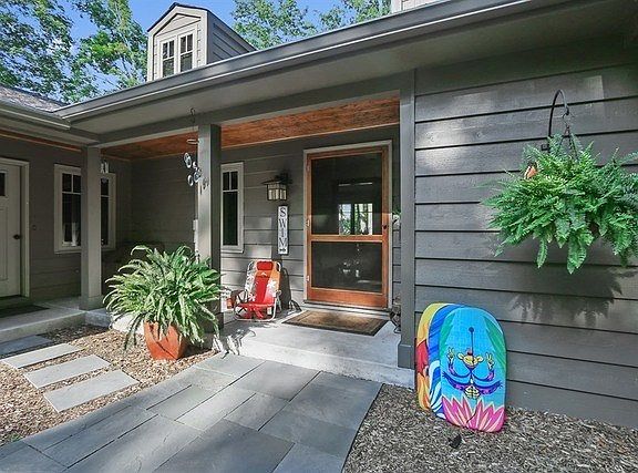 Welcome to this beautiful lake front retreat. Vacation at home!