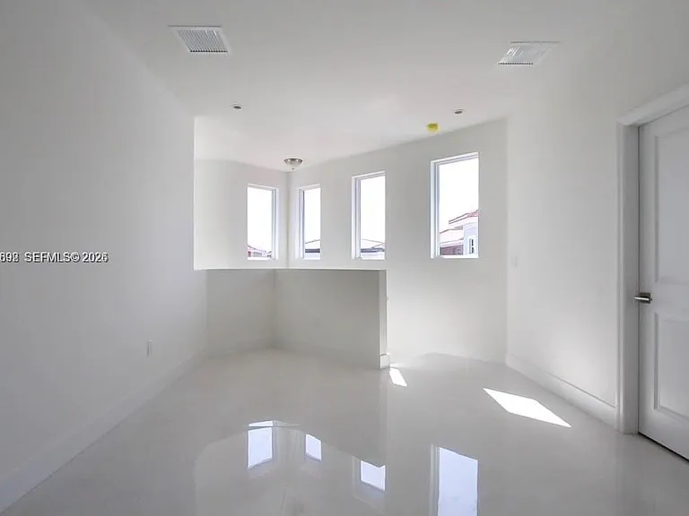 15639 SW 11th Ter — Photo 7