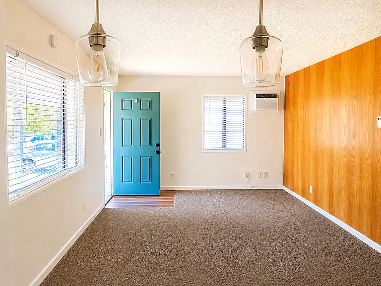 2505 Greenwood Ave — Photo 2
