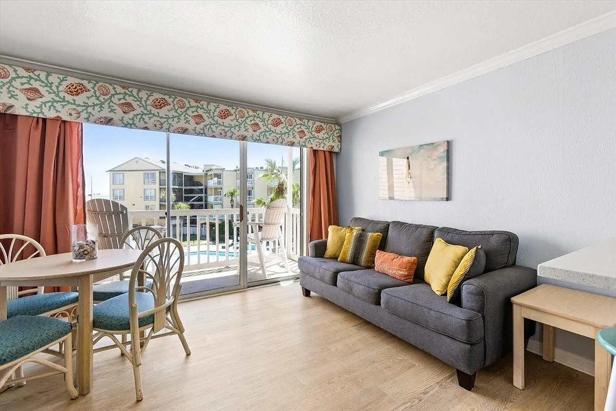 6300 Seawall Blvd — Photo 2