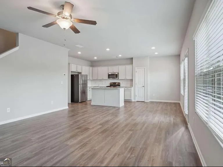 545 S Fortune Way — Photo 2
