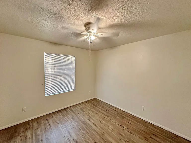 Updated Downtown 1 Bed w/ free WIFI & Gated Parking — Photo 68
