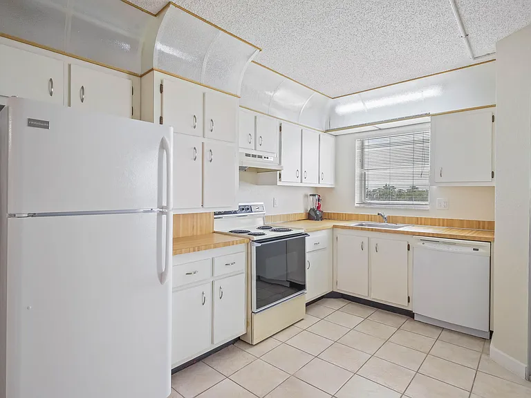 3951 Via Poinciana Way #511 — Photo 7