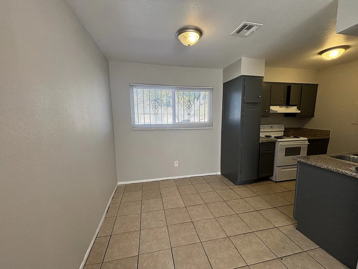 Building Photo - 2504 E Mesquite Ave #1