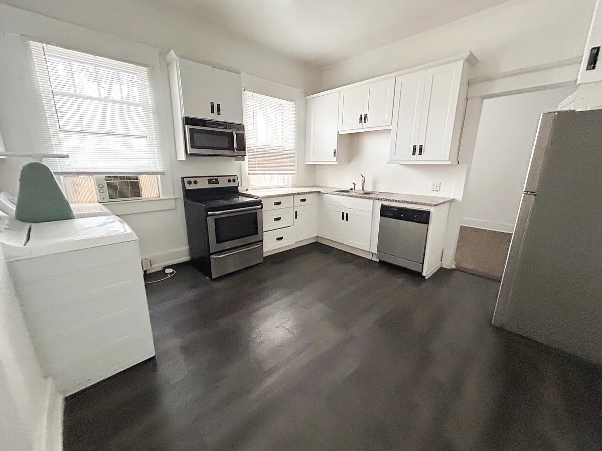 Building Photo - 3106 Vanderbilt Pl