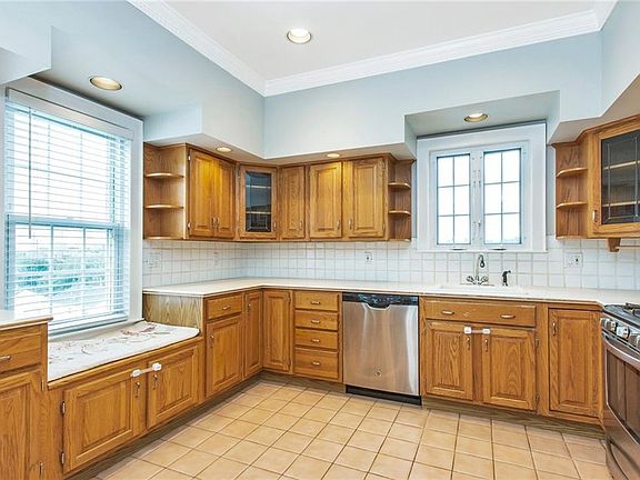 3rd image of 19 Lincoln Ave E
